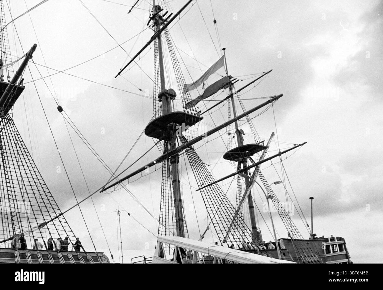 Ship Setting Featuring two majestic tall ships hi-res stock photography and images ...