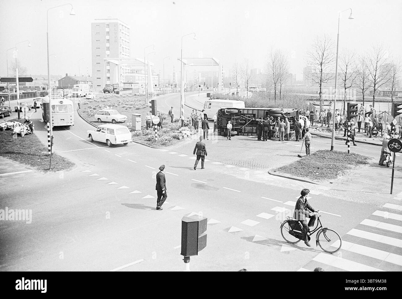 Overturned fire truck on the Buitenrustlaan Haarlem fire brigade ...