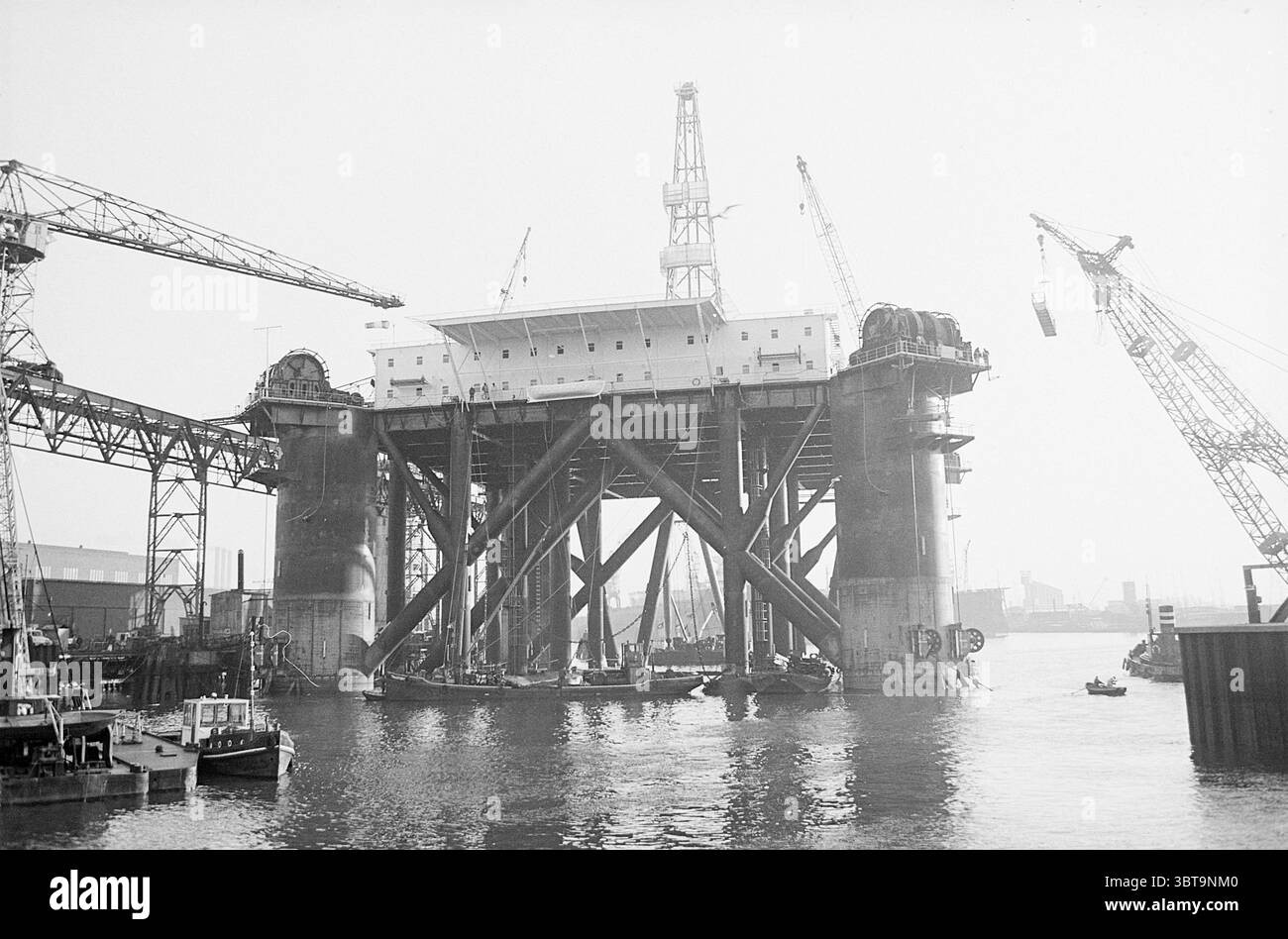 Prominent oil rig hi-res stock photography and images - Alamy
