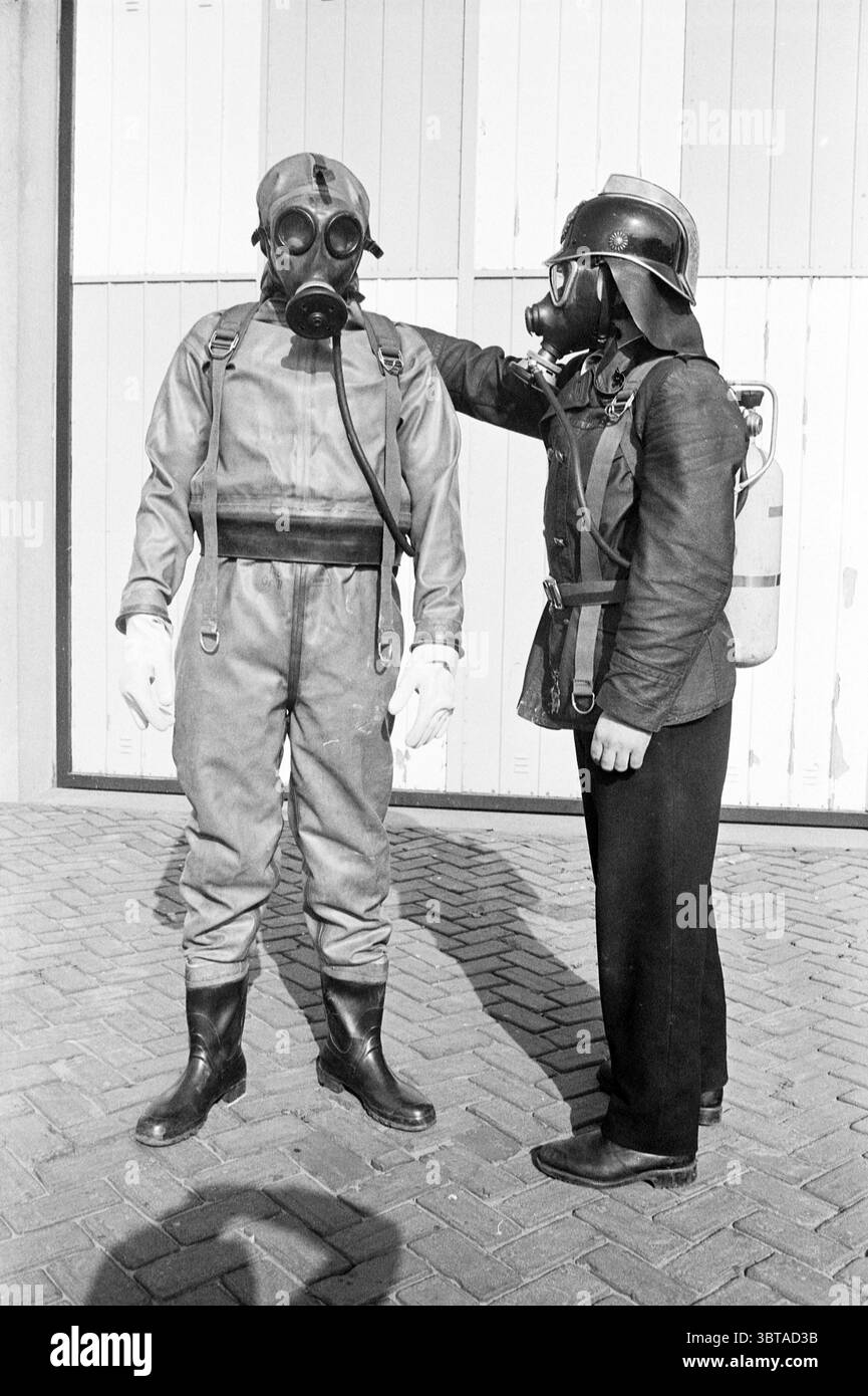 2 men with gas mask and protective clothing., Whizgle News, Dutch Desk ...