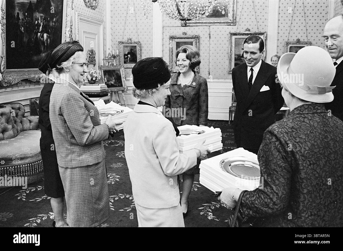 Funeral outfits Black and White Stock Photos & Images - Alamy