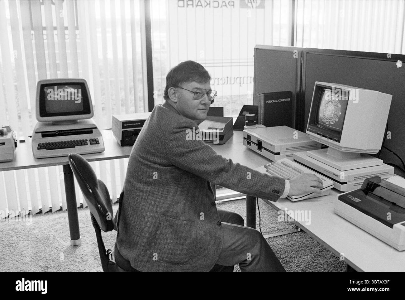1980s computer work man Black and White Stock Photos & Images - Alamy