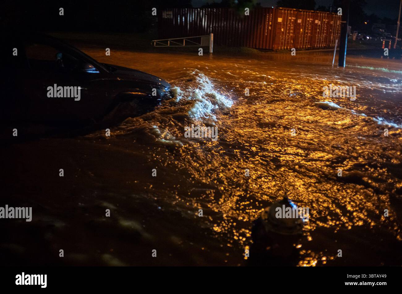 Cars stuck in high flood hi-res stock photography and images - Alamy