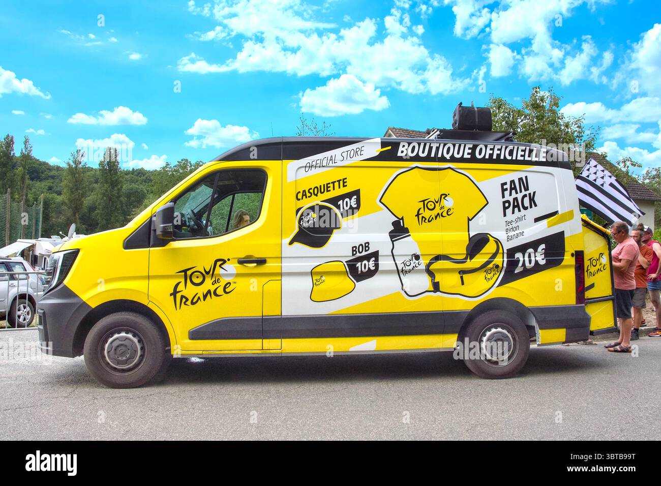 Tour de France boutique and gifts vehicle - part of La Caravane of the 2025 Tour de France event, Stage 9 from Chinon to Chateauroux. Stock Photo