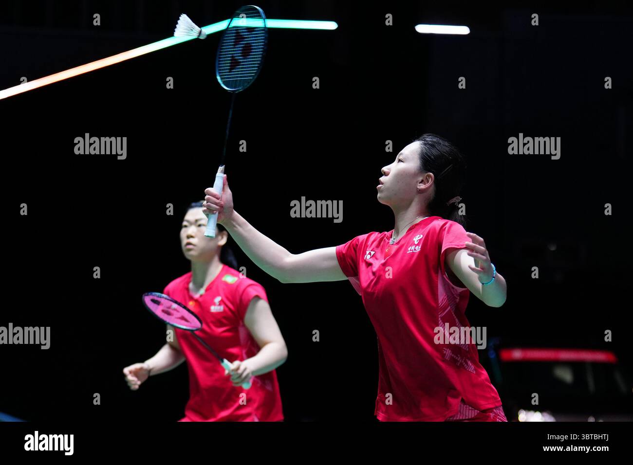 (250715) -- TOKYO, July 15, 2025 (Xinhua) -- Li Yijing (R)/Luo Xumin ...