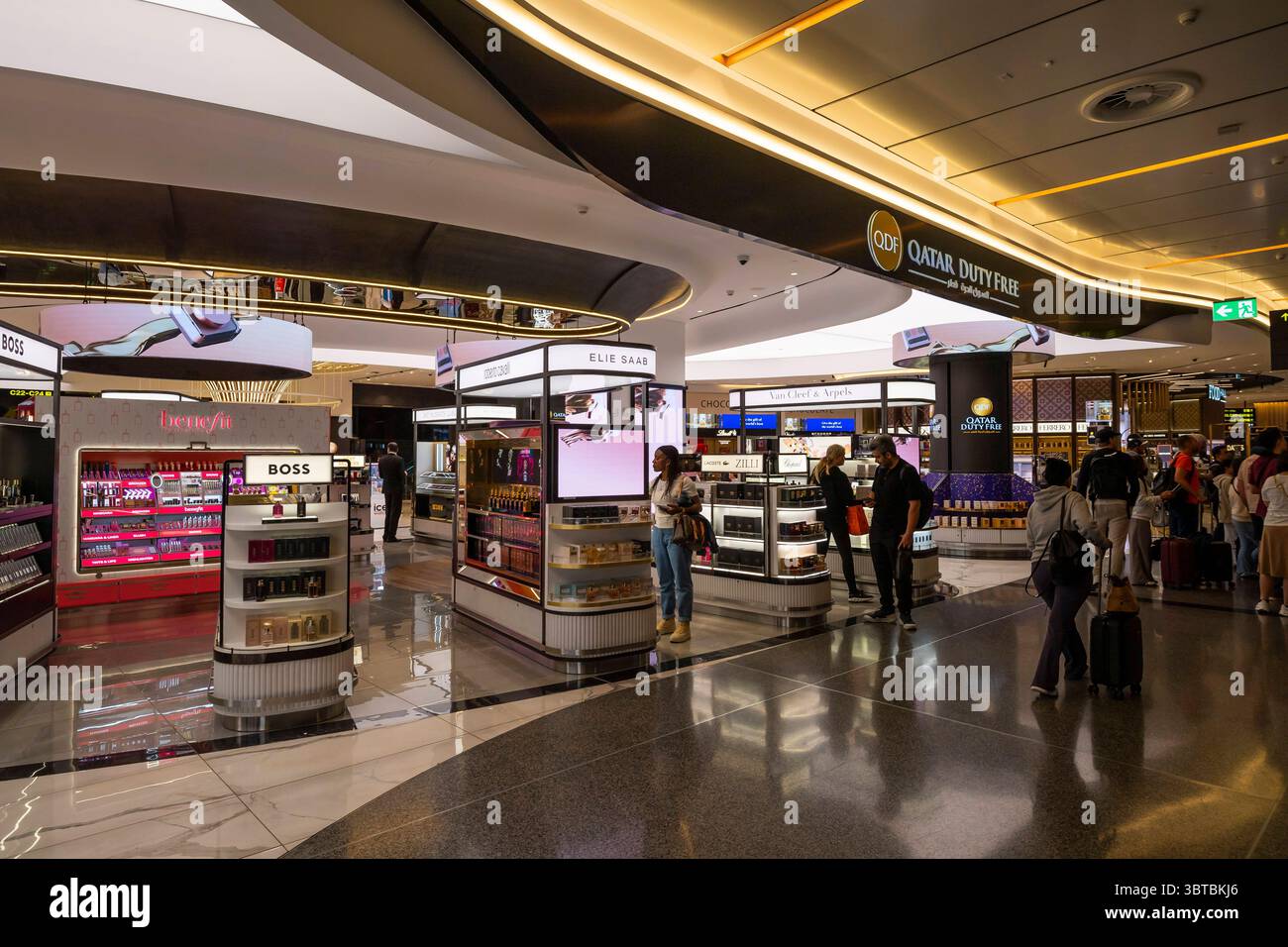 Doha flughafen duty free shop bereich hi-res stock photography and ...