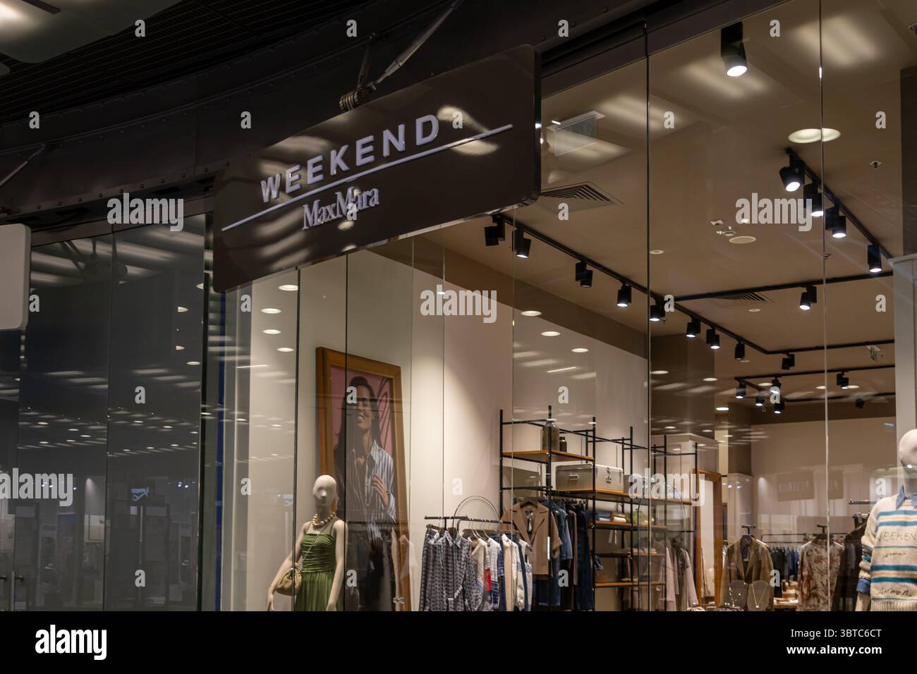 Maxmara weekend hi-res stock photography and images - Alamy