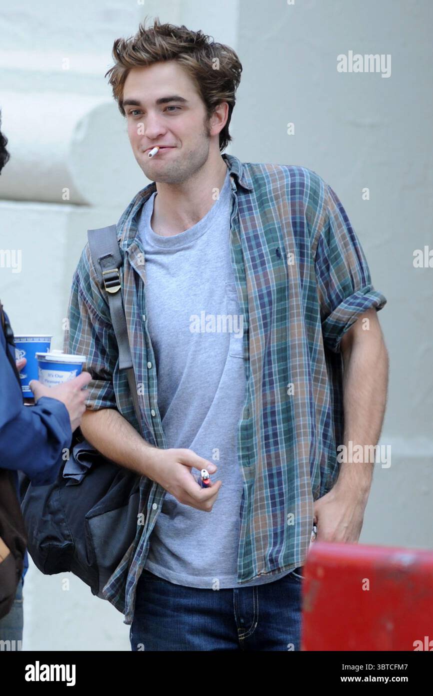 SMG NY1 Robert Pattinson Remember Me Set 061509 38.JPG..NEW YORK - JUNE 15: Twilight actor Robert Pattinson on Location for 'Remember Me' on the streets Manhattan on June 15, 2009 in New York City.  (Photo by Storms Media Group) ..People: Robert Pattinson..MUST CALL IN INTERESTED.Michael Storms.Storms Media Group Inc..(305) 632-3400 - Cell.(305) 513-5783 - Fax.MikeStorm@aol.com. (Credit Image: © SMG via ZUMA Wire) Stock Photo