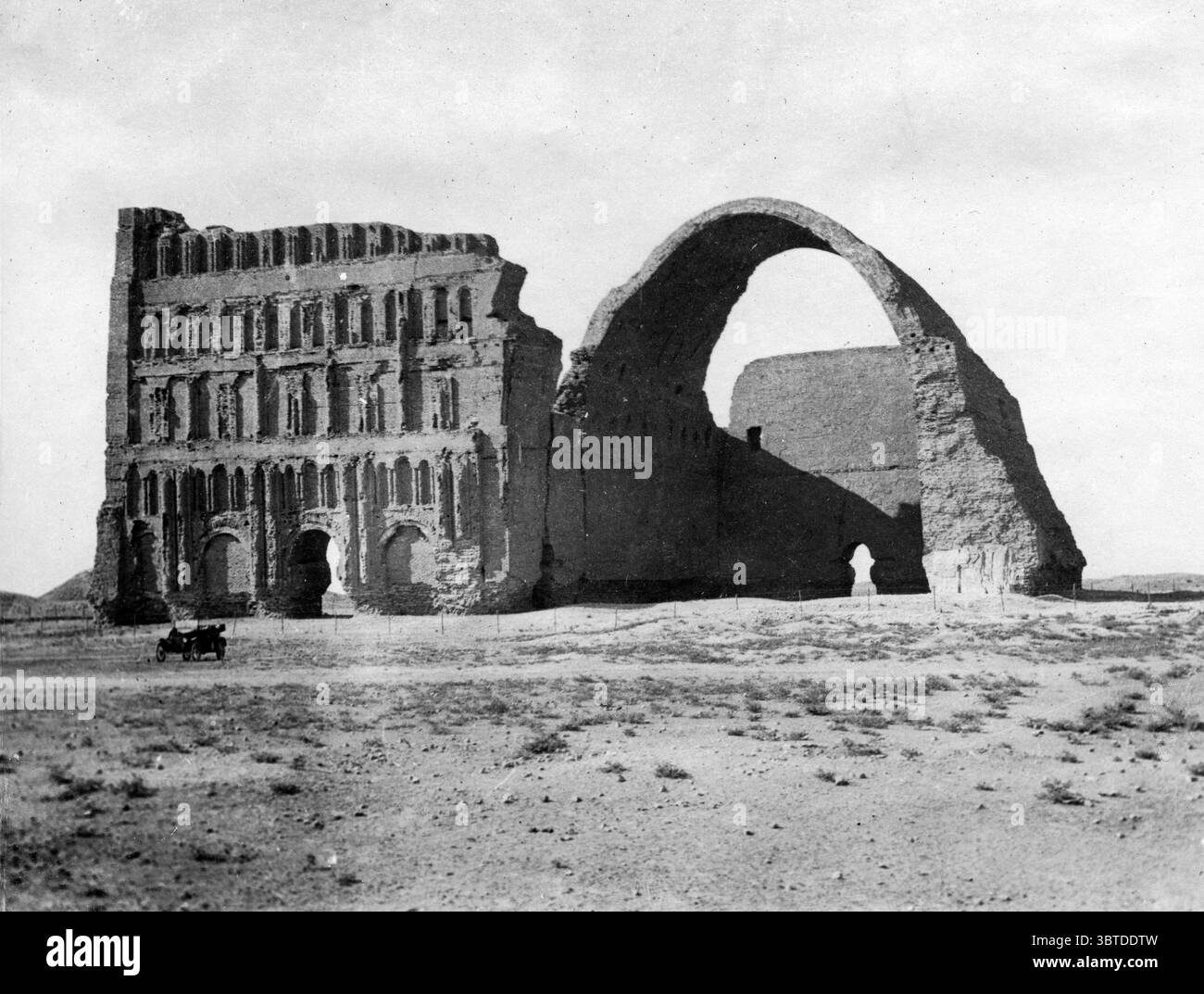 Arch ancient mesopotamia hi-res stock photography and images
