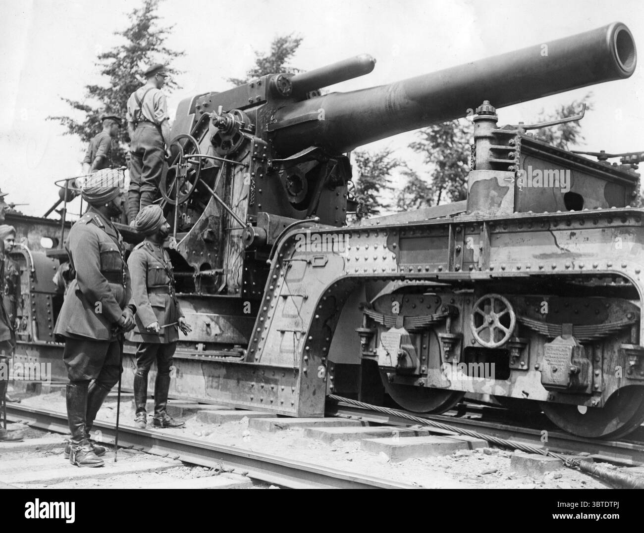 The Maharajah of Patiala inspecting British 12 inch rail artillery  MKIII . 1918 Stock Photo