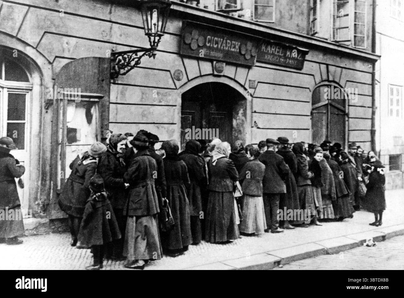 World war food queue hi-res stock photography and images - Alamy