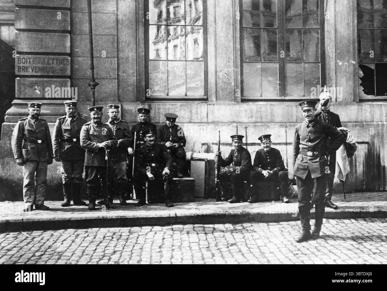 Post office uniform ww1 hi-res stock photography and images - Alamy