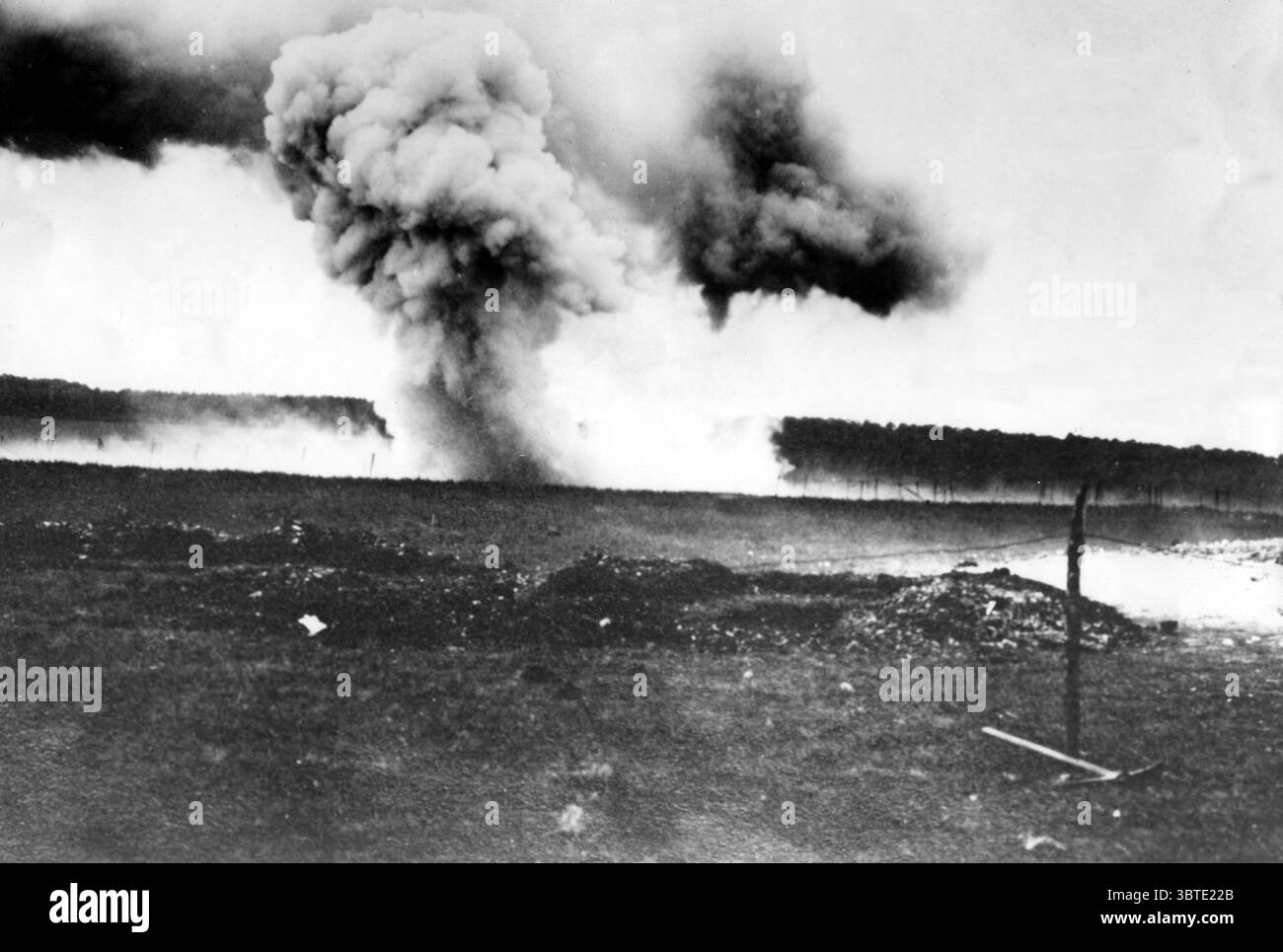 Shell explosion wwi Black and White Stock Photos & Images - Alamy