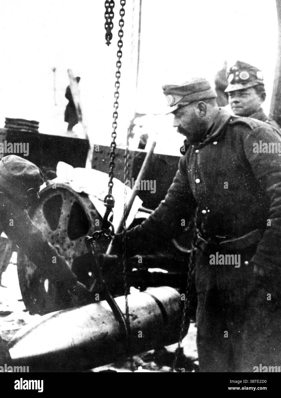 305 mm mortar hi-res stock photography and images - Alamy