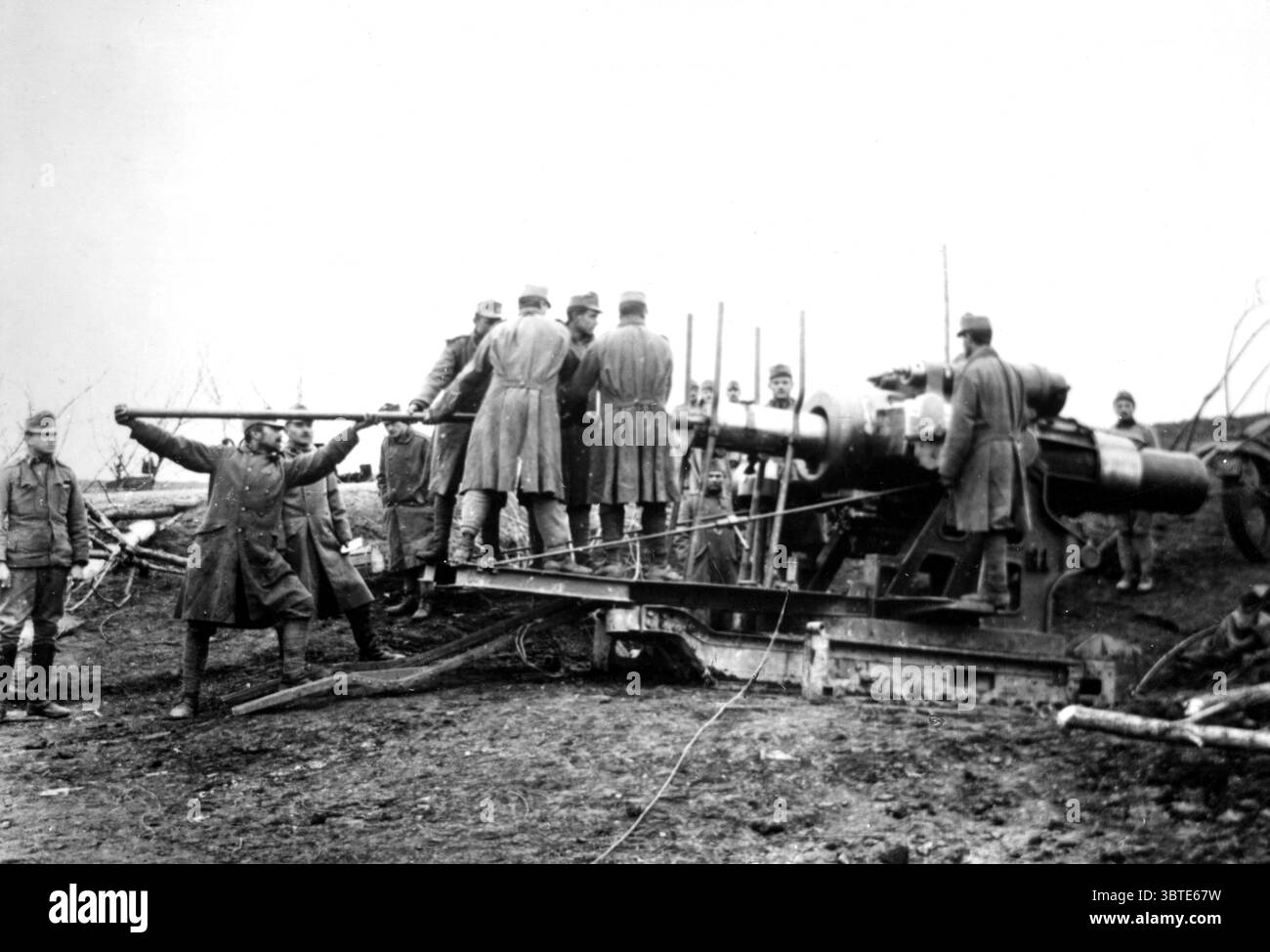 A howitzer crew load a shell in readiness for the next shot Stock Photo ...