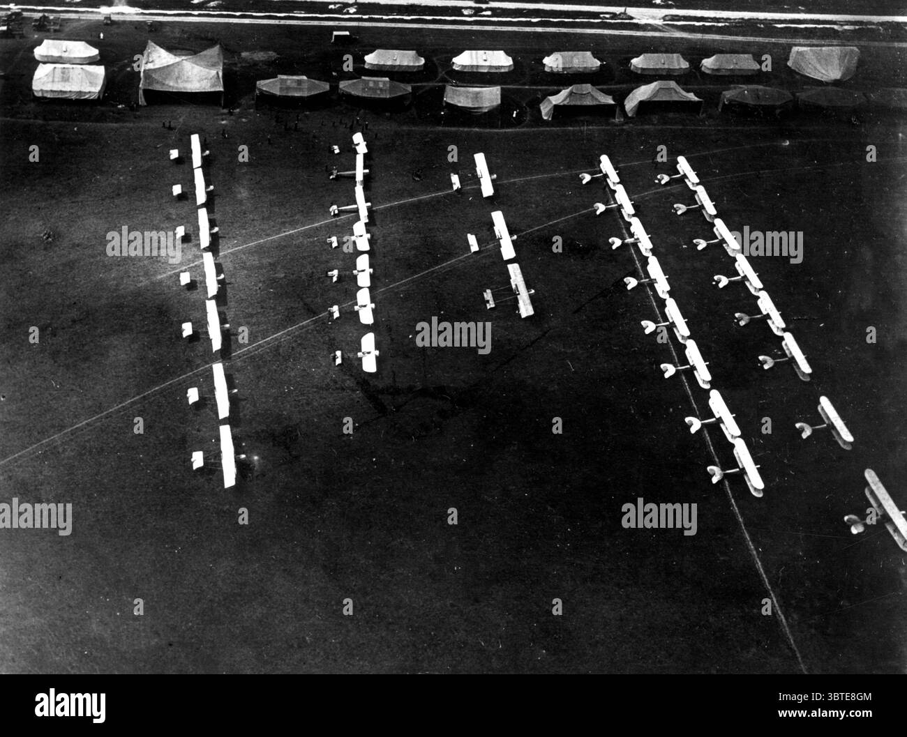 Parade for Lord Roberts inspection . Netheravon , June , 1914 Left to right   7 Henri Farmen Biplanes  4 Bleriot monoplanes , 2 Avro 500 biplanes and 1 Bleriot  3 Maurice Farmen S . 11 biplanes   8 BE 2 ' s or BE 2 A's  7 BE 2 ' s or BE 2 A's and 1 RE 4 Stock Photo