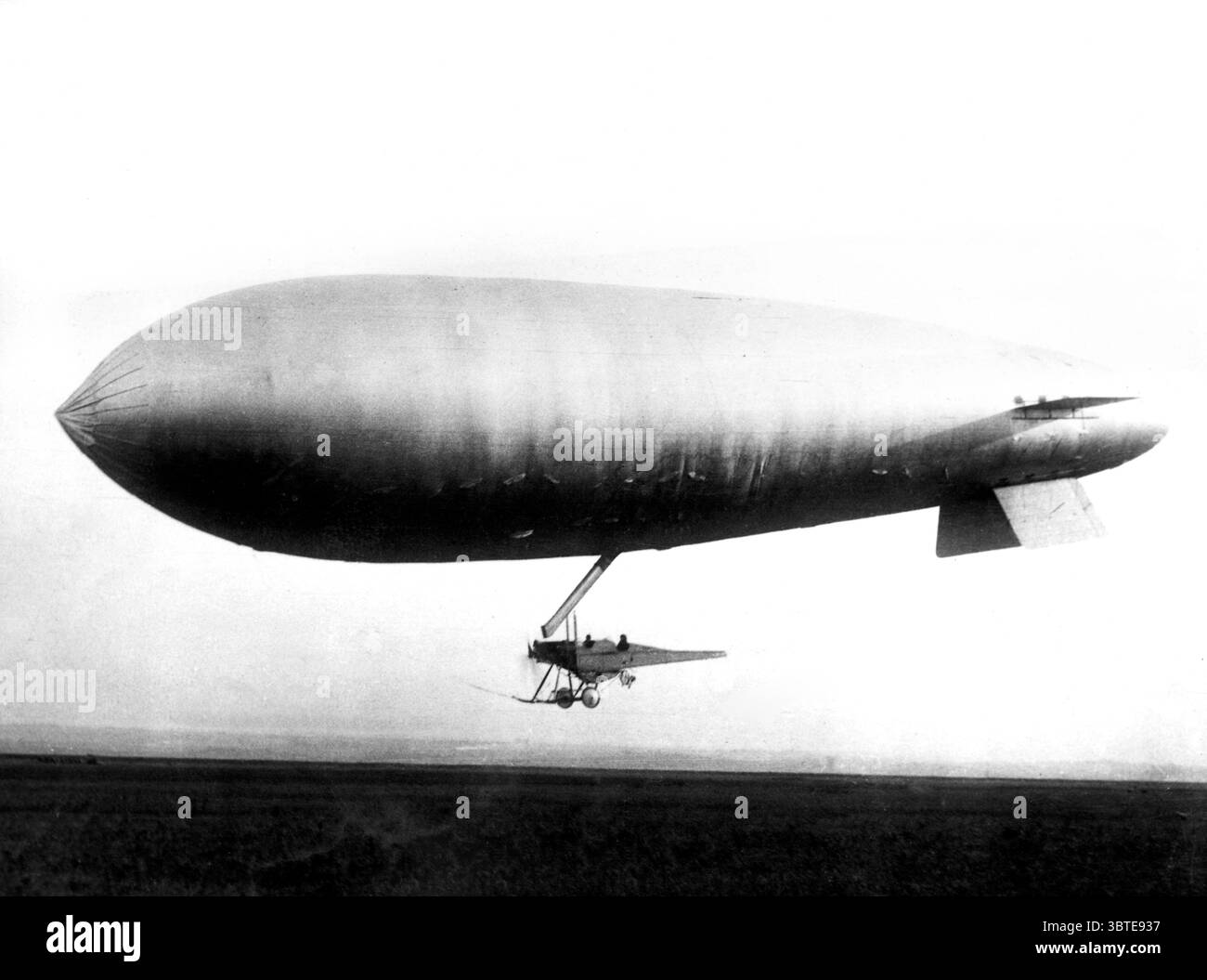 World War One - Aviation An SS Class (Submarine Scout) Airship with a ...