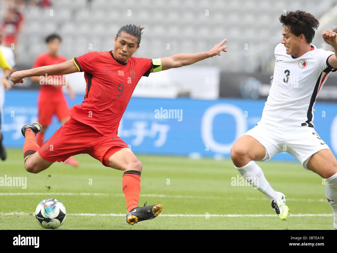 (250715) -- YONGIN, July 15, 2025 (Xinhua) -- Zhang Yuning (L) of China ...