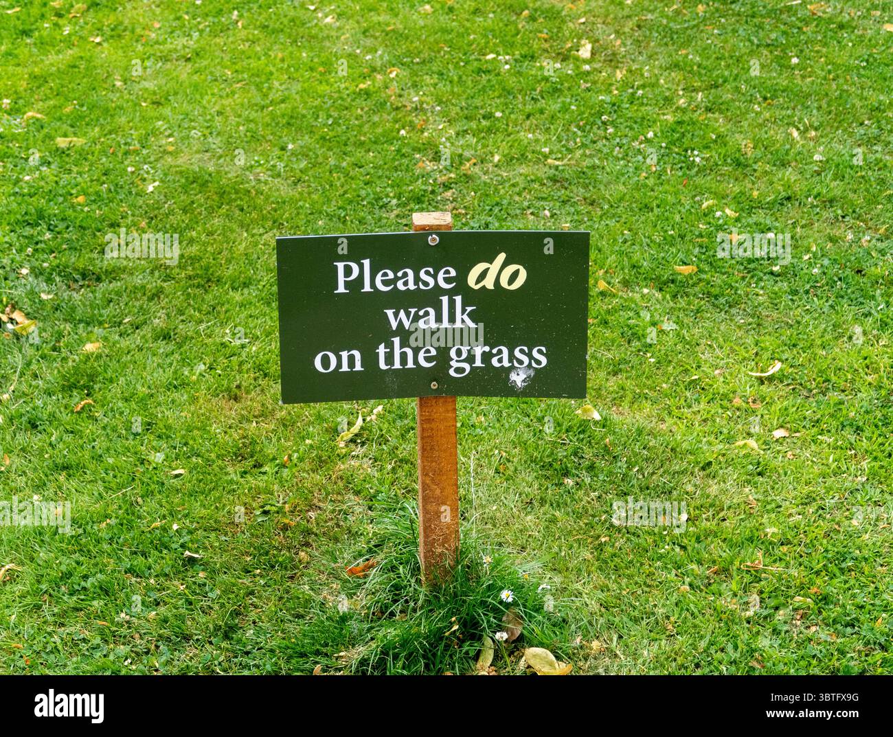 Sign saying Do Walk On The Grass, at Buckfast Abbey, Buckfastleigh, Devon, Stock Photo