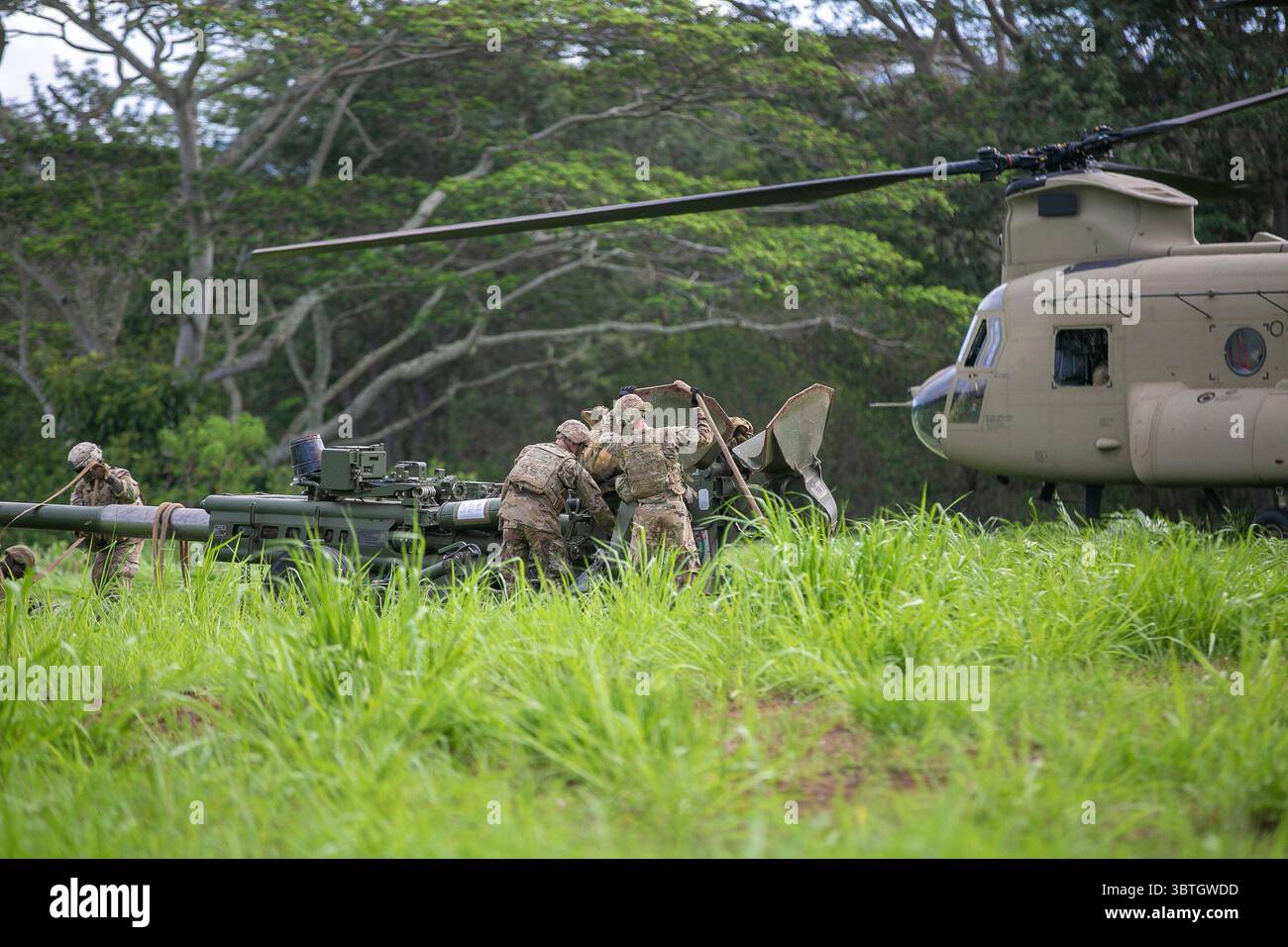 October 10, 2019, Schofield Barracks, Hawaii, USA: U.S. Army Soldiers of Charlie Battery, 2nd Battalion, 11th Field Artillery Regiment, 2nd Infantry Brigade Combat Team, 25th Infantry Division conduct a live-fire air assault artillery raid on Schofield Barracks, Hawaii, October 10, 2019. The battery worked alongside the 25th Combat Aviation Brigade on the first live-fire air assault of M777 Howitzers ever conducted on the island of Oahu. (Credit Image: © U.S. Army/ZUMA Wire/ZUMAPRESS.com) Stock Photo