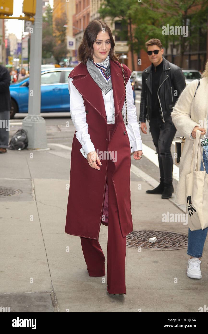 October 22, 2019, New York, New York, USA: Actress Lizzy Caplan out in Manhattan New York City. (Credit Image: © John Jones/Ace Pictures via ZUMA Press) Stock Photo