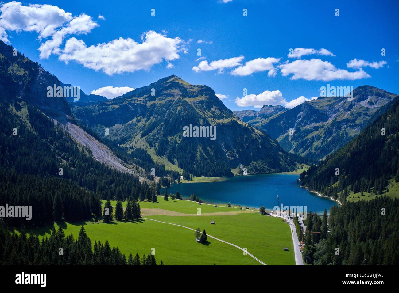 Seoraksan: South Korea’s Wild Heart Carved in Snow, emerald Valleys and Rugged Peaks