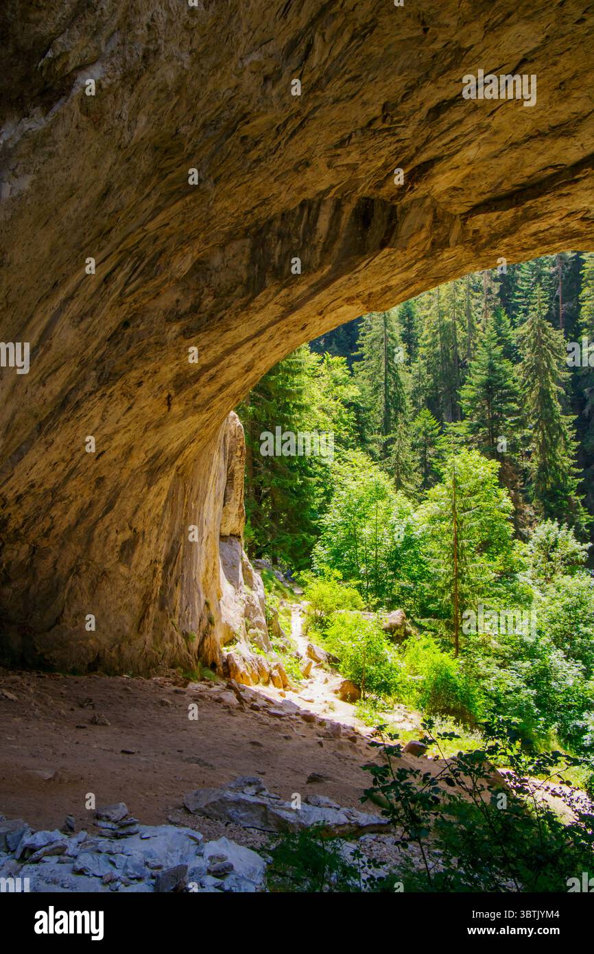 Ancient rock arch frames hi-res stock photography and images - Alamy