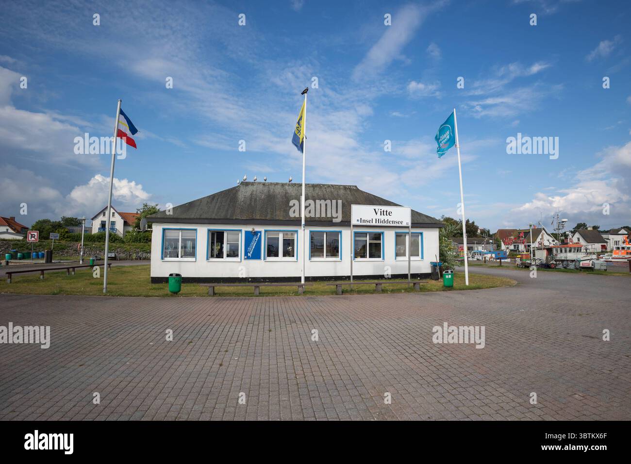 14.07.2025: Hafengebäude in Vitte auf der Insel Hiddensee Vitte Insel Hiddensee Mecklenburg-Vorpommern Deutschland *** 14 07 2025 Harbor building in Vitte on the island of Hiddensee Vitte Island Hiddensee Mecklenburg Western Pomerania Germany Stock Photo