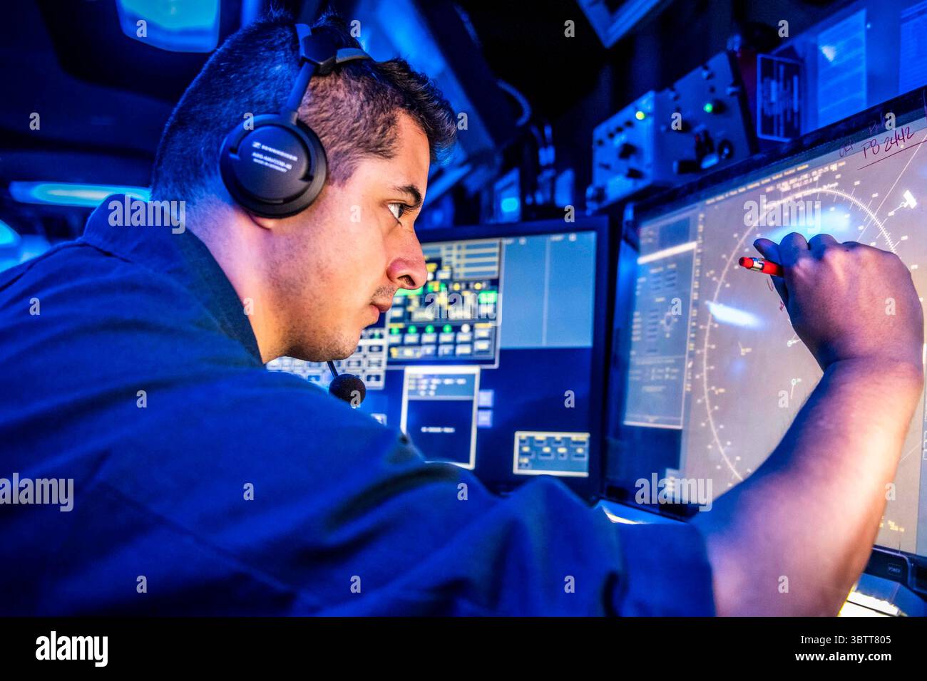 Qizil qalpoqcha filmini tomosha qiling (xxx) Kamera oldida kiyim almashtirish