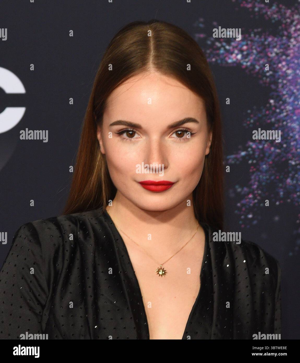 Yetuk ayol yosh yigit bilan uxlaydi