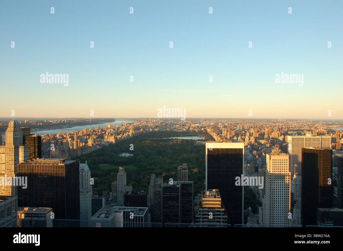 Aerial view of Central Park and Manhattan skyline at sunset in New York ...