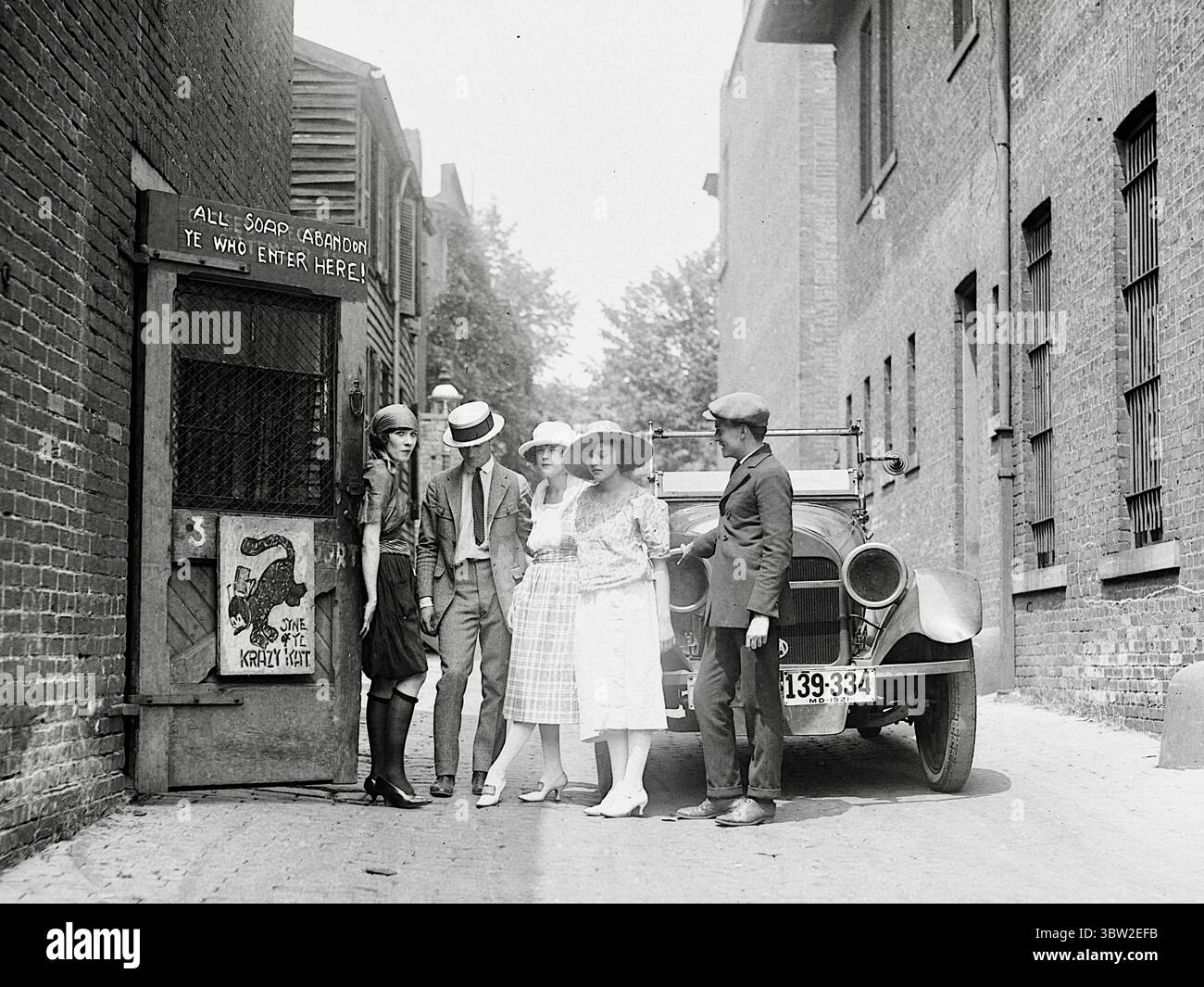 Patrons at The Kat in July 1921: Cleon Throckmorton (right), Kathryn Mullin (left), Inez Hogan (middle) - "All soap abandon ye who enter here!" Stock Photo