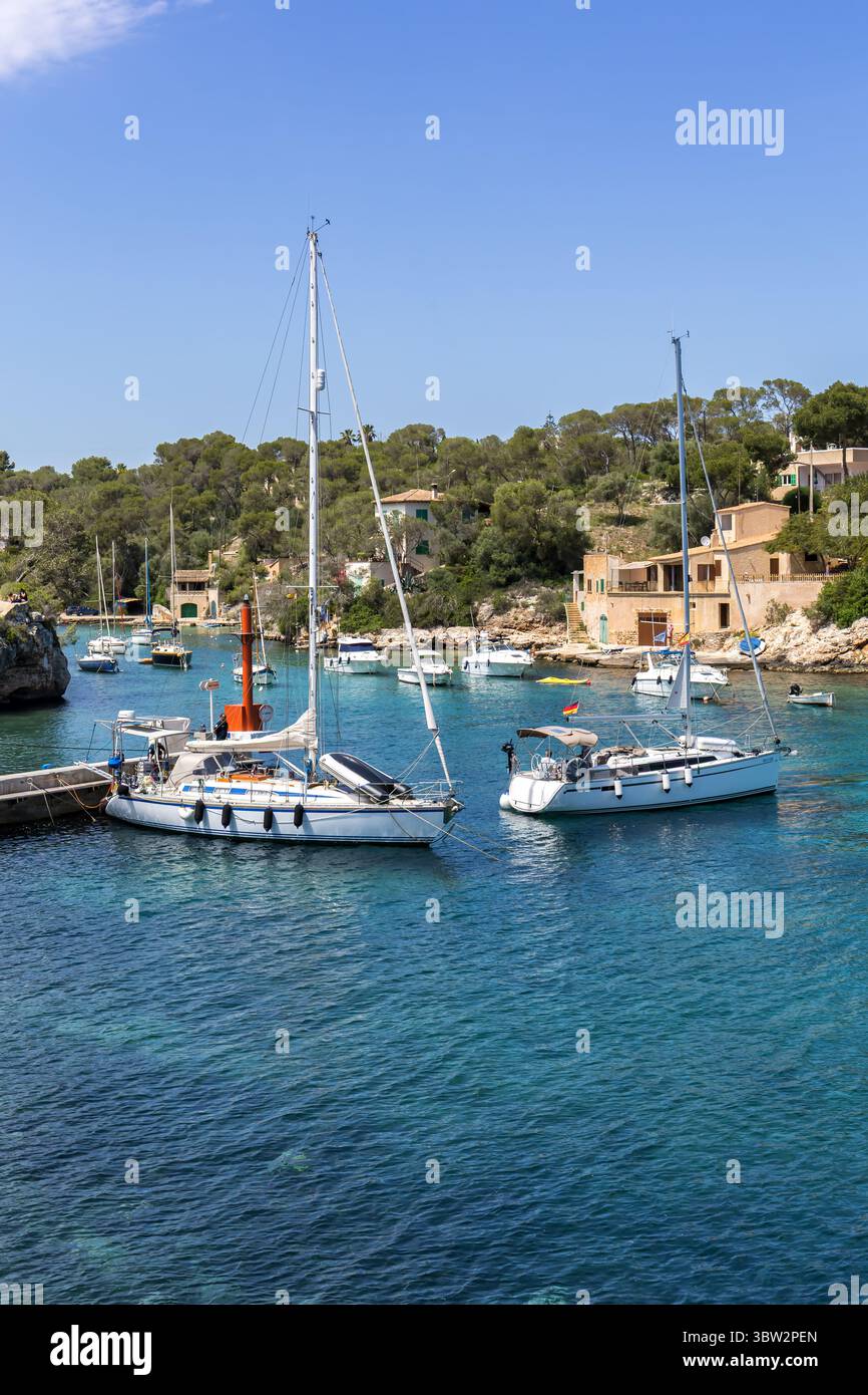 Cala Figuera, Spanien - 26. Mai 2025: Bucht von Cala Figuera auf Mallorca mit Segelbooten Urlaub am Meer Reise in Cala Figuera, Spanien. Stock Photo