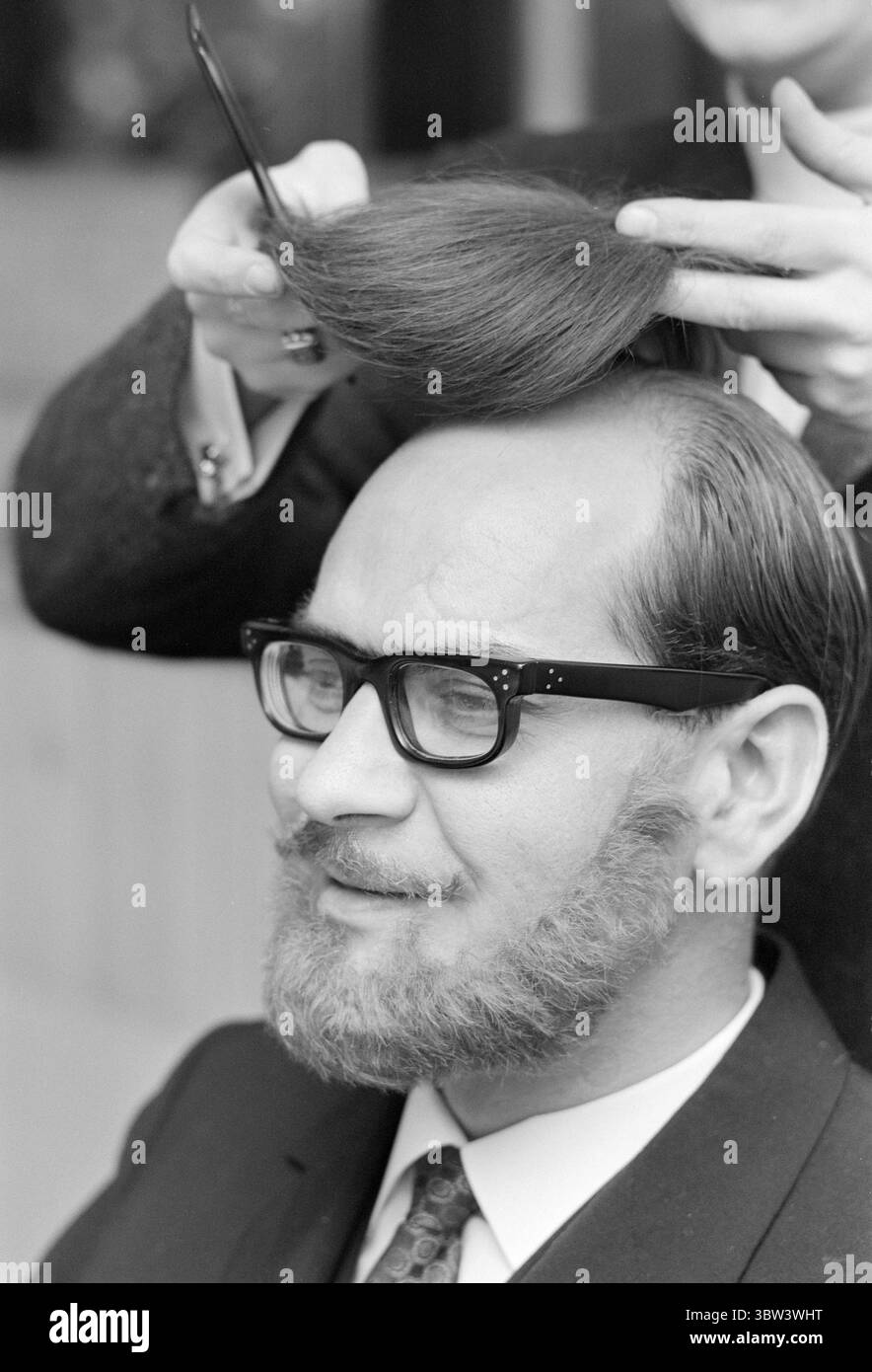 Sinatra Toupee Auctioned by TMZ Employee, image size:884x1390