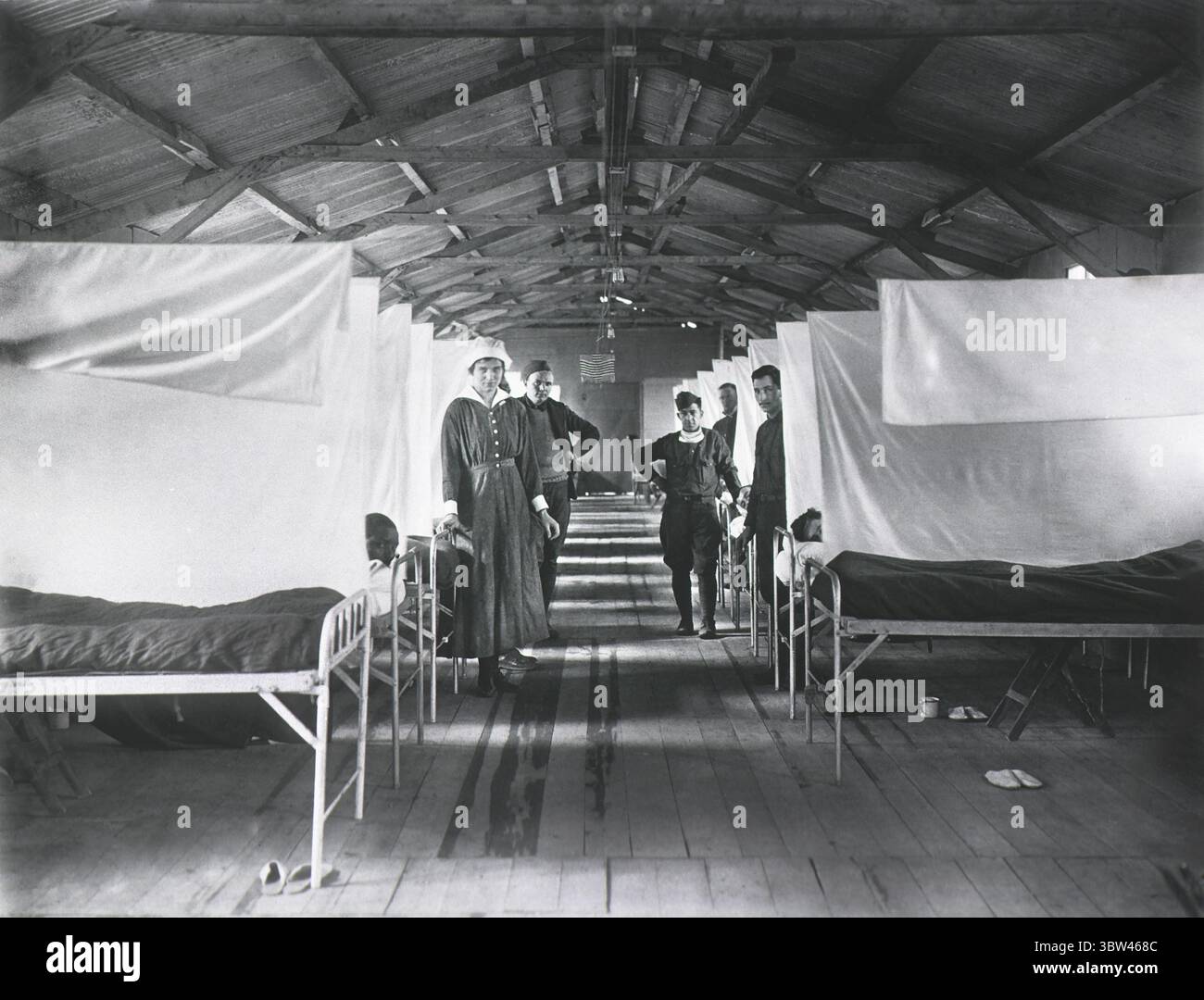 CPA Photo : Soldat sur un lit d'hôpital et ses infirmières