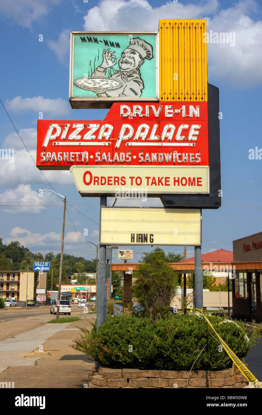 Drive-In Pizza Palace sign in Knoxville, Tennessee—retro neon charm serving up slices and nostalgia since the 1960s. Stock Photo