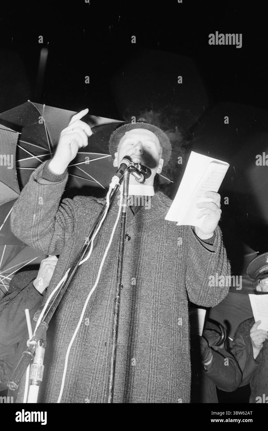 Current 50-6-1970: Joy and anger. Protest meeting at Fiskerbryggen which was canceled in the middle of the premiere at Den Nationale Scene in Bergen. Pastor Iver Høy led the protest. Photo: Aage Storløkken / Aktuell / NTB ***Photo is not image processed*** Stock Photo