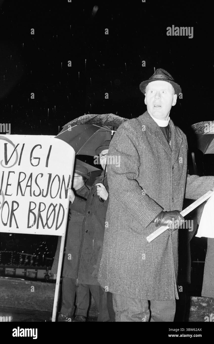Current 50-6-1970: Joy and anger. Protest meeting at Fiskerbryggen which was canceled in the middle of the premiere at Den Nationale Scene in Bergen. Pastor Iver Høy led the protest. Photo: Aage Storløkken / Aktuell / NTB ***Photo is not image processed*** Stock Photo