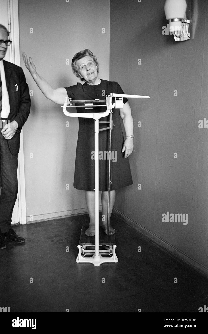5 weighs 1 hi-res stock photography and images - Alamy