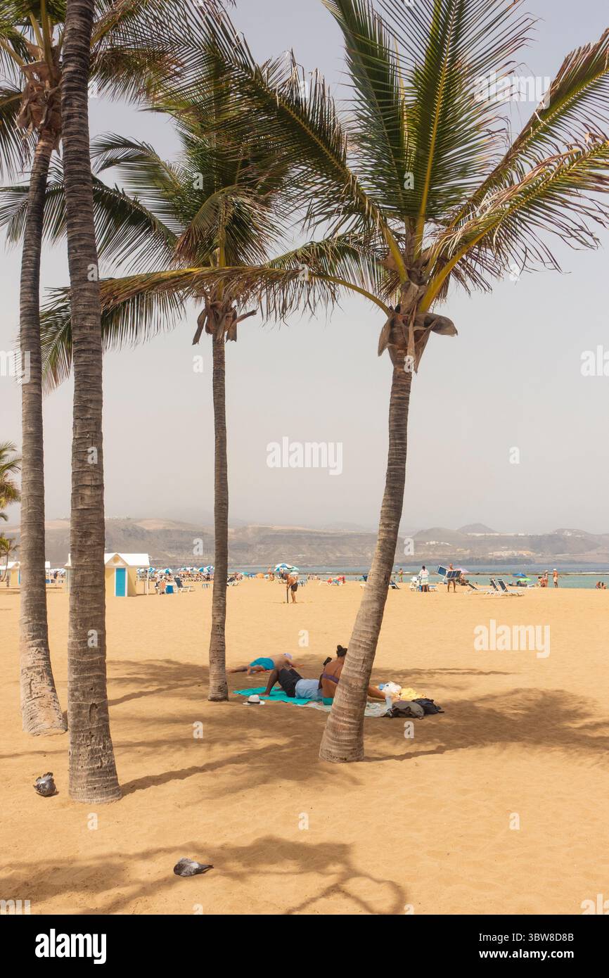 Las Palmas, Gran Canaria, Canary Islands, Spain.16th July, 2025. Tourists, many British, swelter on the city beach in Las Palmas as the midday temperature registers 38.7 degrees Celcius in the south of Gran Canaria. A cocktail of high temperatures and winds blowing in from the Sahara has activated an orange health and forest fire risk alert throughout the Canary Islands. Credit: Alan Dawson/Alamy Live News Stock Photo