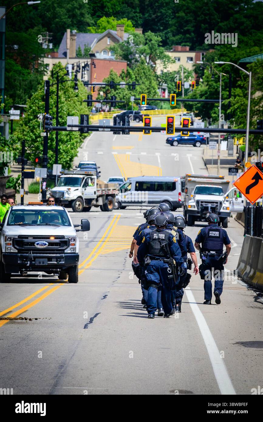 Pittsburgh Police officers in full riot gear fall back to barricades ...