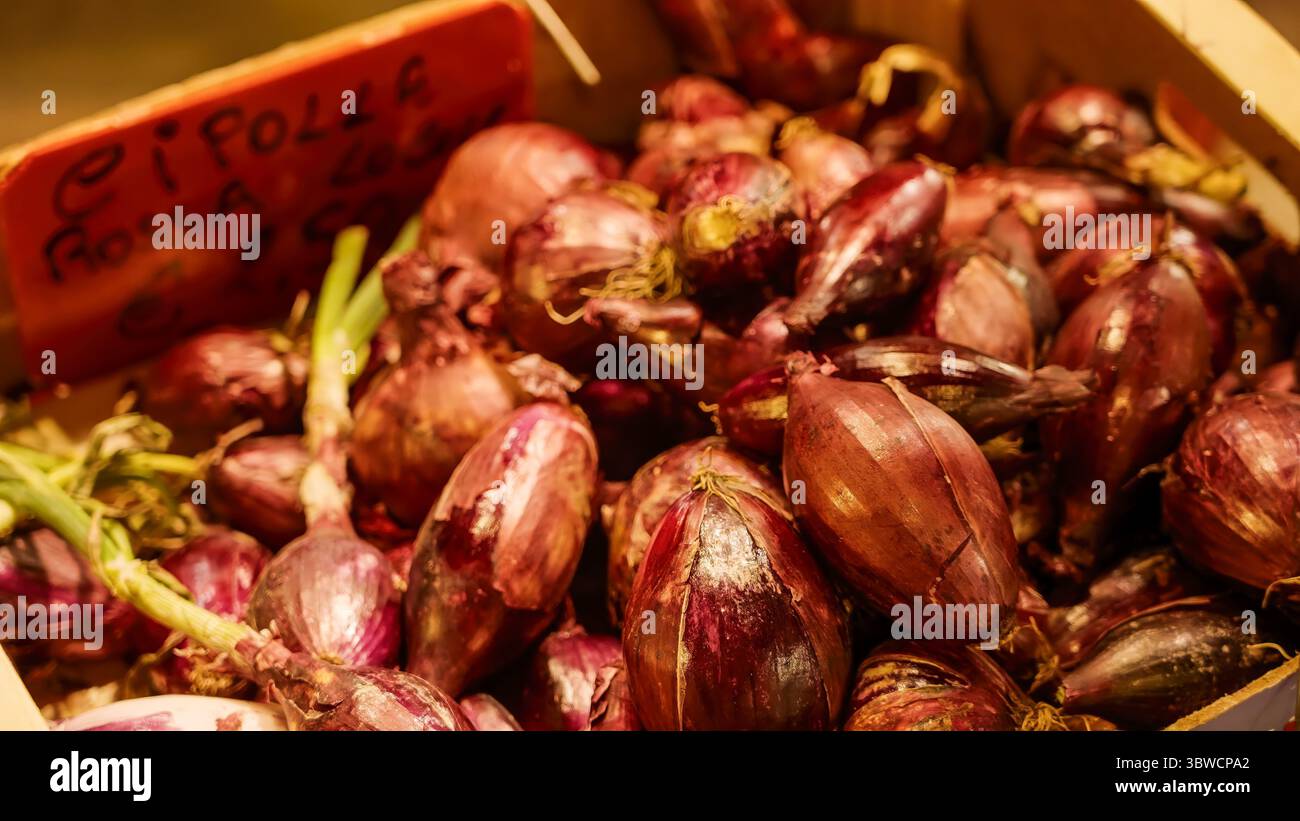 The sweet red onion of tropea hi-res stock photography and images - Alamy