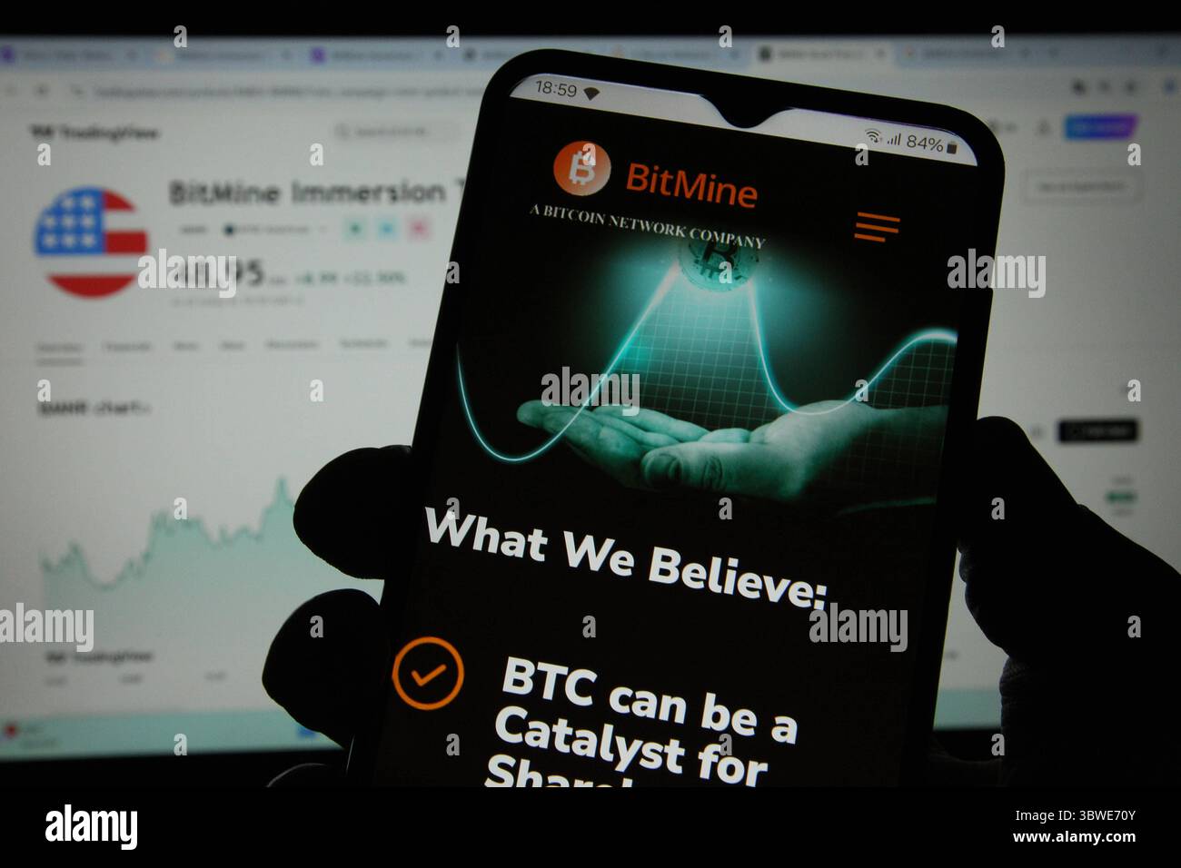 RECORD DATE NOT STATED Auf einem Smartphone wurde die Website von BitMine  Immersion Technologies aufgerufen. Dahinter wurde auf einem Laptop der  Aktienkurs des Herstellers von Ausrüstung zum Schürfen der Kryptowährung  Bitcoin aufgerufen.