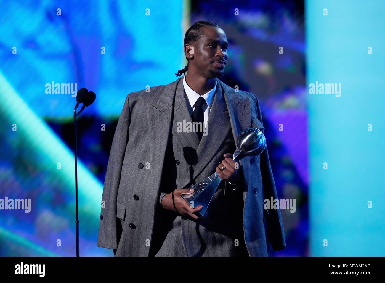 Shai GilgeousAlexander reacts after winning the Best Athlete Men's