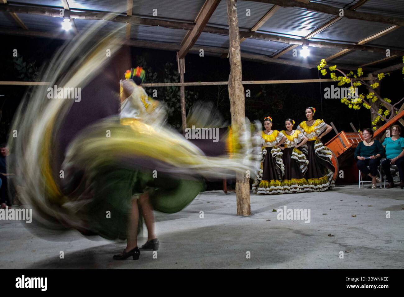 Grupos de baile hi-res stock photography and images - Alamy
