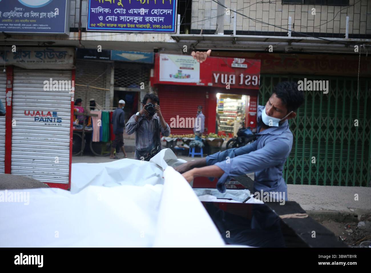 July 10, 2021, Dhaka, Bangladesh: Workers are carrying glasses to the ...