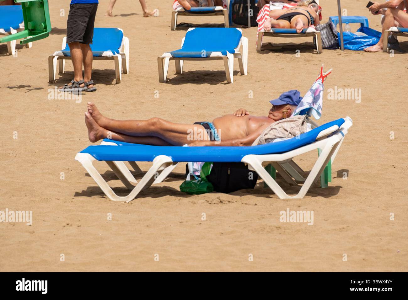 Las Palmas, Gran Canaria, Canary Islands, Spain.17th July, 2025. Tourists, many British, swelter on the city beach in Las Palmas on Gran Canaria. A cocktail of high temperatures and winds blowing in from the Sahara has activated an orange health and forest fire risk alert throughout the Canary Islands. Credit: Alan Dawson/Alamy Live News Stock Photo