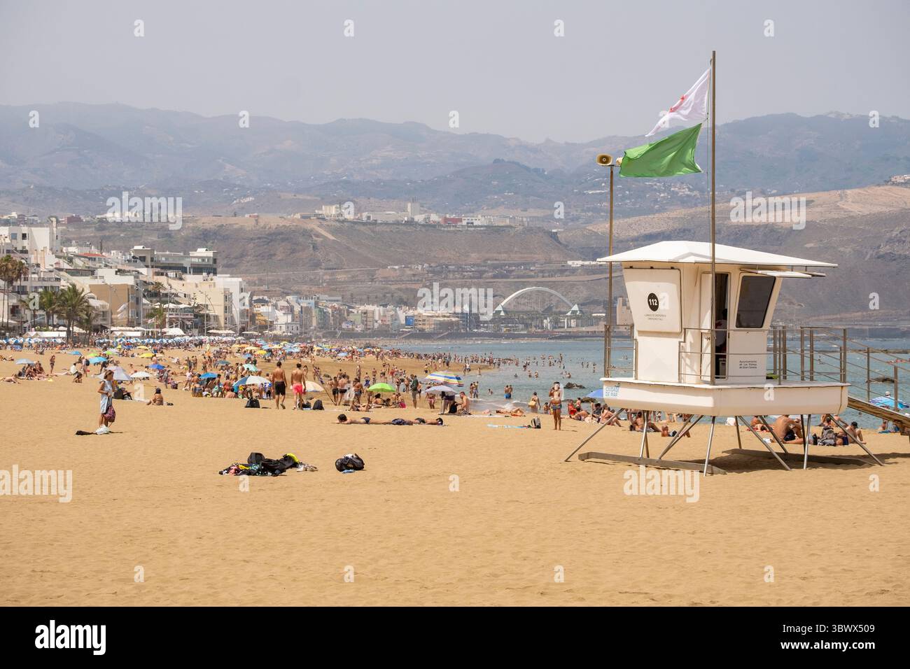 Las Palmas, Gran Canaria, Canary Islands, Spain.17th July, 2025. Tourists, many British, swelter on the city beach in Las Palmas on Gran Canaria. A cocktail of high temperatures and winds blowing in from the Sahara has activated an orange health and forest fire risk alert throughout the Canary Islands. Credit: Alan Dawson/Alamy Live News Stock Photo