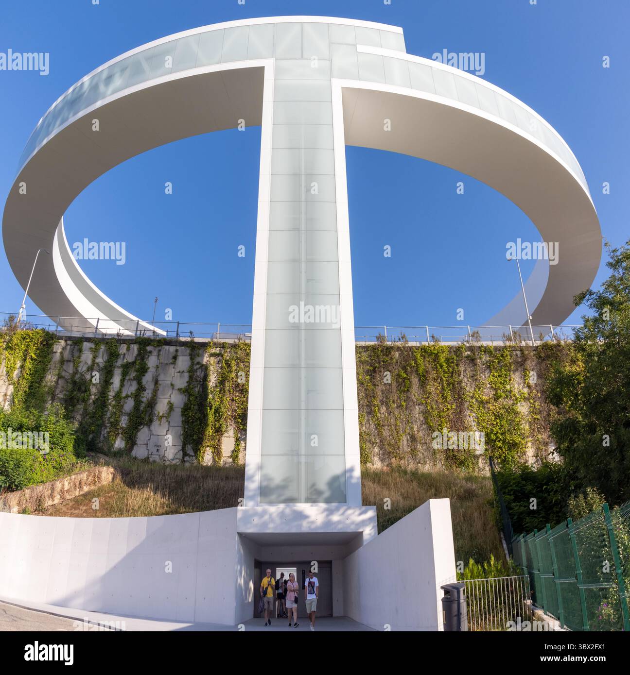 El ascensor HALO de Vigo muestra la innovación urbana, movilidad sostenible y arquitectura contemporánea en un entorno urbano costero. España Stock Photo
