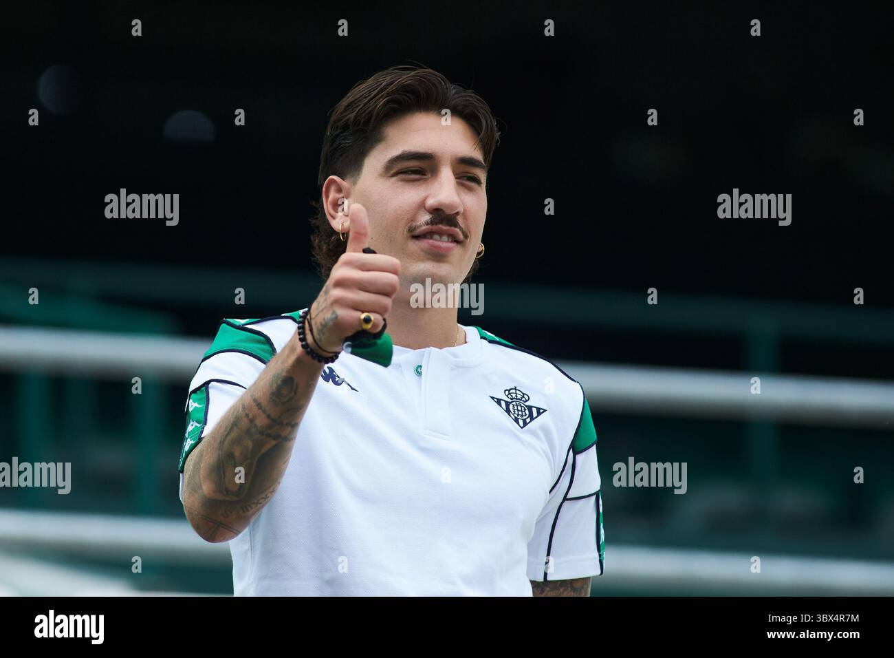 Hector Bellerin al Benito Villamarín, simboleggiando l